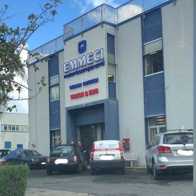 Ingresso e facciata della sede EMMECI
